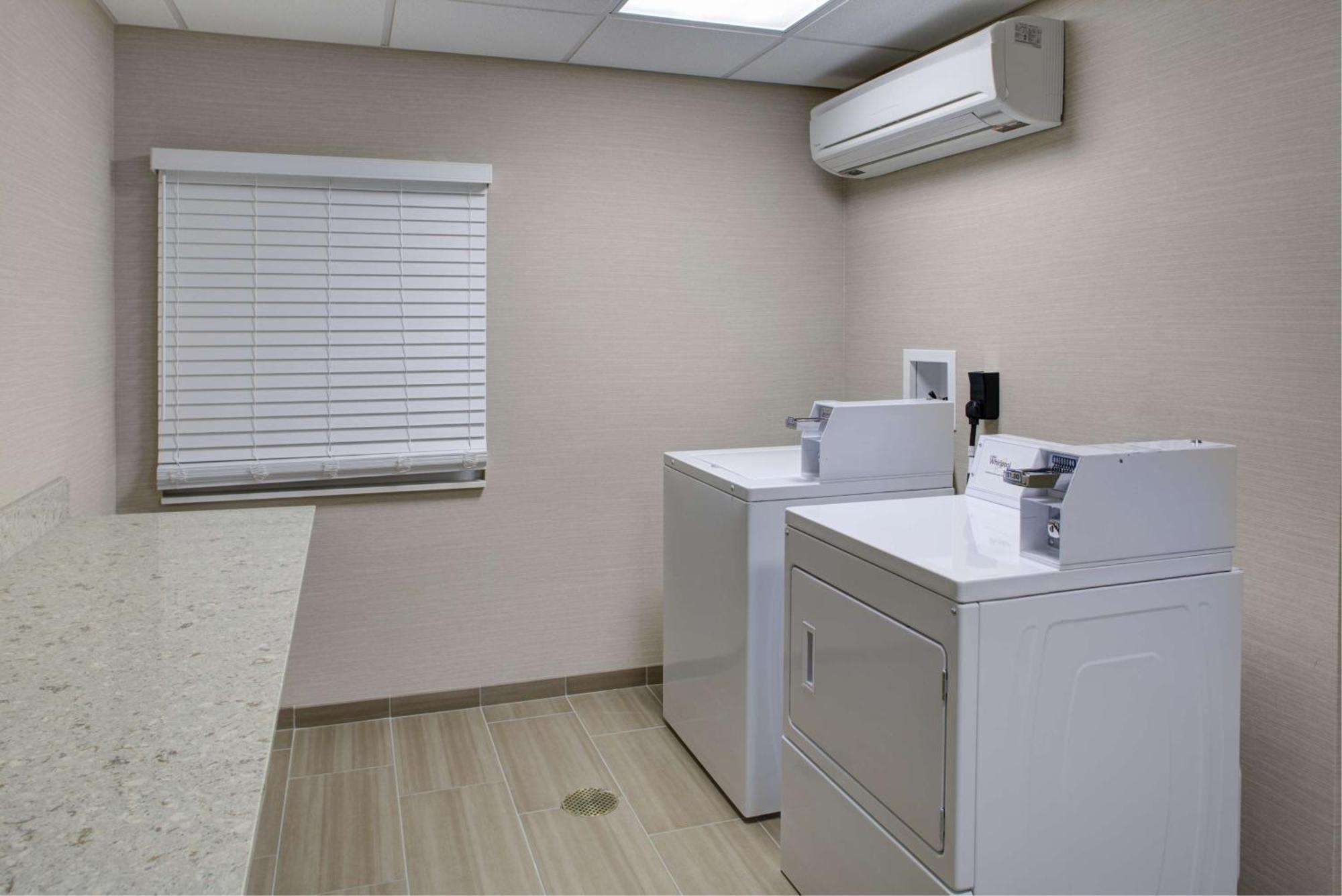 Hampton Inn & Suites Manchester, Vt Екстериор снимка